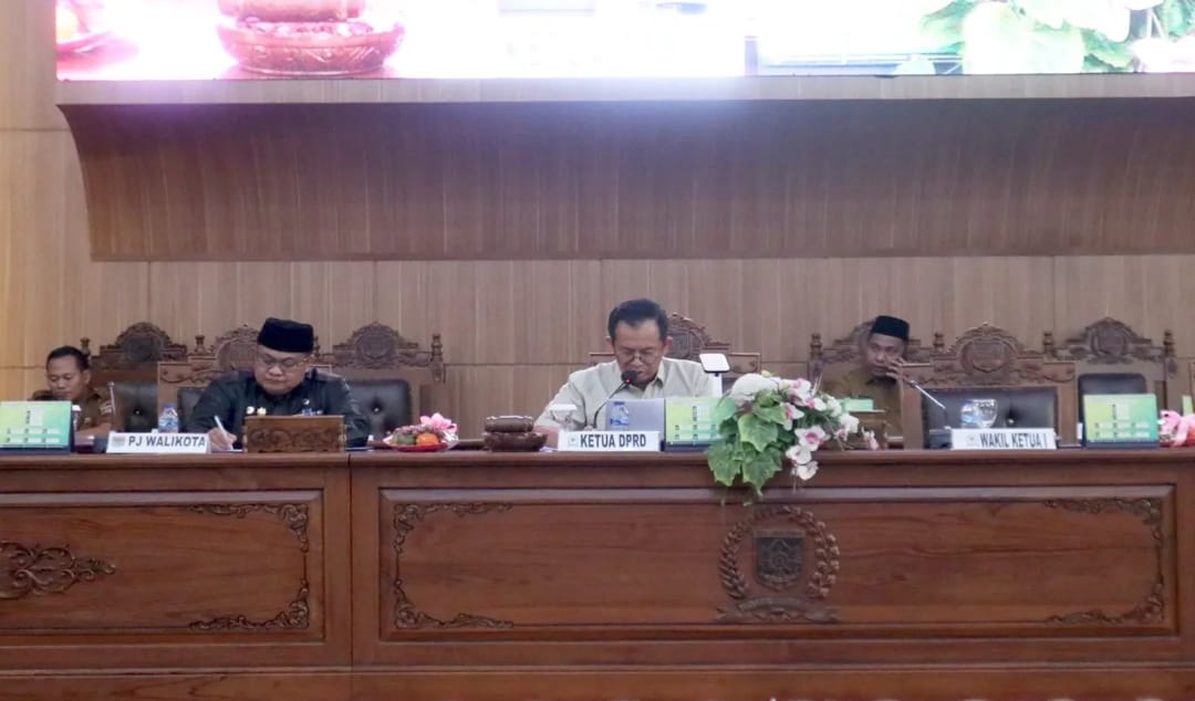 Paripurna DPRD Kota Lubuklinggau Mendengarkan Pemandangan Umum Fraksi-Fraksi Terhadap Tiga Raperda Penting